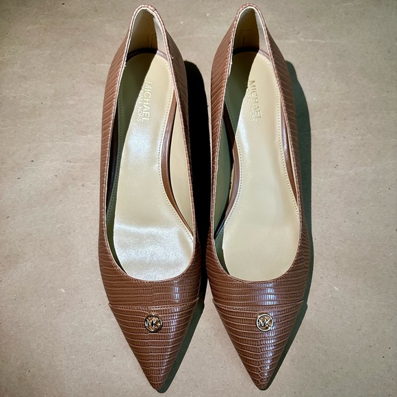 NEW Michael Kors Snake Embossed Brown Kitten Heels Pumps Size 8 - Picture 3 of 9